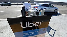 Stanoviště Uberu na mezinárodním letišti v Los Angeles. Firma čelí hromadné... | na serveru Lidovky.cz | aktuální zprávy