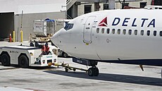 Boeing 737 spolenosti Delta na letiti ve Fort Lauderdale na Florid. V kvtnu...
