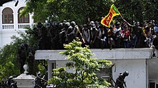 Protestující se srílanskou zástavou v rukách dobývají také sídlo ministerského... | na serveru Lidovky.cz | aktuální zprávy
