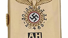 Na zadní stran zlatých hodinek jsou vygravírovaná zásadní data z Hitlerova...