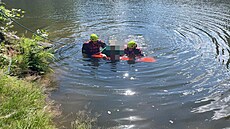 Houba� si p�i pádu do rybníka zlomil nohu.