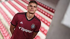 Sparanský obránce Jan Mejdr v novém dresu pro sezonu 2022/23.