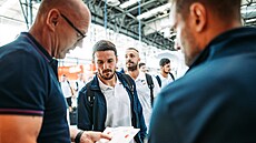 Plzetí fotbalisté ped odletem k utkání 2. pedkola Ligy mistr v Helsinkách....