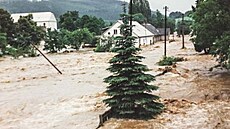 Zátorem na Bruntálsku se v �ervenci 1997 valila povod�ová vlna, která ni�ila...