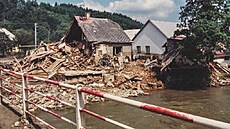 Po dom� rodi�� Miroslavy Domanické v Zátoru na Bruntálsku nez�stalo po...