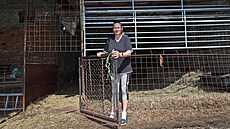 Marcela Bojková z Písku na Jablunkovsku u svého zabezpe�eného ov�ína.