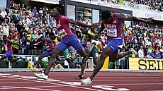 Fred Kerley (uprost�ed) dobíhá ve finále stovky t�sn� p�ed krajanem Marvinem...
