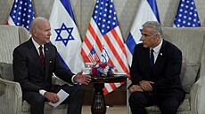 Americký prezident Joe Biden a izraelský premiér Jair Lapid (zleva, 14....