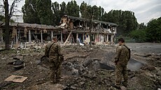 Ukrajinští vojáci obhlížejí následky ruského útoku v Dnipru. (16. července 2022) | na serveru Lidovky.cz | aktuální zprávy
