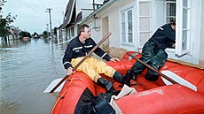 Hasii v roce 1997 kontrolovali ve Veselí nad Moravou evakuované domy. Pomoc...