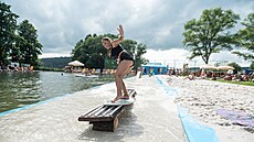 Na Koupálu Janovi�ky po�ádají �adu zábavných sportovních sout�í.