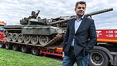 Odvolaný ukrajinský velvyslanec Jevhen Perebyjnis před exponáty, které putují... | na serveru Lidovky.cz | aktuální zprávy