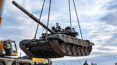 Snesení exponátů, které budou na výstavě zneškodněné vojenské techniky ruské...