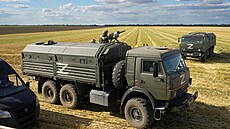 Ruský voják na vojenském náklaďáku s písmenem Z na pšeničném poli u Melitopolu... | na serveru Lidovky.cz | aktuální zprávy