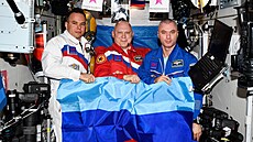 Oleg Artemyev, Denis Matveev a Sergej Korsakov pózují s vlajkou samozvané...