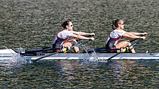 Kanadské vesla�ky Karissa Rileyová vlevo a Jill Moffattová vpravo p�i finále SP...