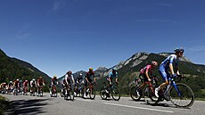 ÚNIK. Poetná skupina uprchlík bhem desáté etapy Tour de France.