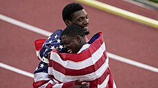 Amerian Fred Kerley (vzadu) se raduje ze zlata na trati 100 metr na...