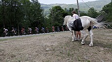 Momentka z estnácté etapy Tour de France.