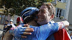RADOST. Hugo Houle (vpravo) se raduje z vítězství šestnácté etapě Tour de...