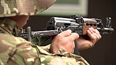 Ukrajinci dostanou v Británii výcvik i výstroj, aby mohli hned na frontu.