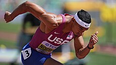 Amerian Michael Norman pi rozbhu závodu na 400 metr na mistrovství svta v...