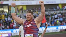 Ameri�an Ryan Crouser se raduje z vít�zství ve finále vrhu koulí na mistrovství...