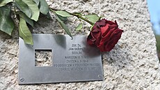 Skromná tabulka na dom� v Horní Lid�i p�ipomíná osud politického v�zn� Jana...