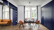 Tmav� modrá barva celému bytu dodala ���ávu� a zárove� skv�le doplnila tmavé...