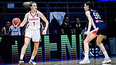 �eská basketbalistka Petra Malíková úto�í v zápase s Francií.