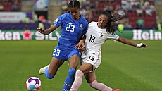 Sveindis Jonsdottirová (vlevo) z Islandu v souboji se  Selmou Bachaovou z...