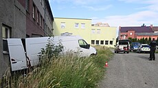 Nezabrzd�ná dodávka stojící ve svahu se b�hem vykládky rozjela, p�ejela �idi�i...