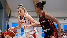 eská basketbalistka Petra Malíková (vlevo) v zápase s Belgií