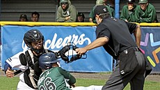 Tebíský catcher Robin Vávra (vlevo) v extraligovém zápase