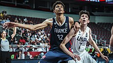 Victor Wembanyama (vlevo) z Francie a Chet Holmgren ze Spojených stát bhem...