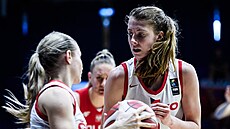 eské basketbalistky Kateina Zeithammerová (vlevo) a Dominika Paurová v zápase...