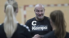 Momentka z tréninku plzeňských házenkářek: trenér Richard Řezáč