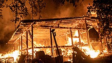 Ohe� zni�il pilu v Prost�ední Rokytnici v Orlických horách. (18. �ervence 2022)