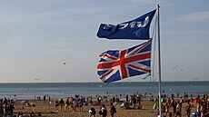 Británie �elí tropickým �ty�icítkám. (17. �ervence 2022)