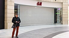 Zavený obchod odvního etzce H&M v Moskv. Rusové nedostatek zboí v zemi...