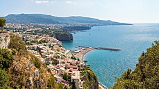 Pohled na Amalfitánské pob�e�í v Itálii, na kterém se nachází i m�sto Sorrento.