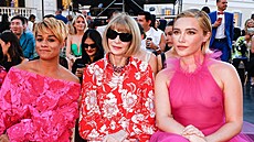 Ariana DeBose, Anna Wintourová a Florence Pughová na pehlídce Valentino (ím,...