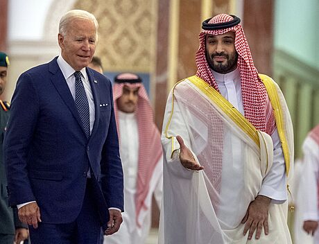 Prezident USA sklidil doma kritiku za návtvu Saúdské Arábie