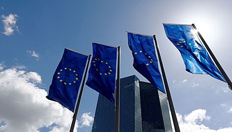 Vlajky Evropské unie ped sídlem Evropské centrální banky (ECB) ve Frankfurtu...