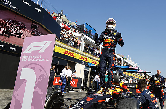 Max Verstappen slaví triumf ve Velké cen Francie.