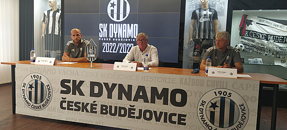 Tisková konference fotbalového týmu Dynamo eské Budjovice. Zleva kapitán...