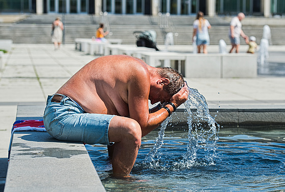 Dti i dosplí se v horkém dni ochlazují u fontány na piazzett ped Janákovým...