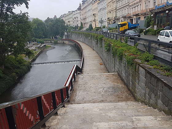 Rekonstrukce konzolové lávky pod Zahradní ulicí naproti Thermalu.