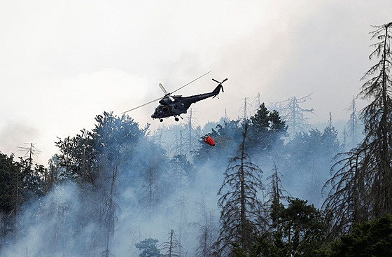 Vrtulník s bambi vakem se chystá hasit poár v NP eské výcarsko. (26....