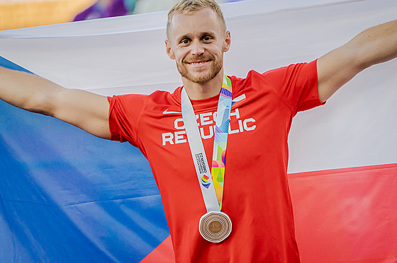 Jakub Vadlejch s bronzovou medailí z mistrovství svta v Eugene.